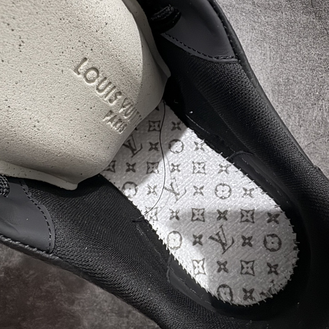 图片[9]-【广东纯原版本】驴牌 LV Louis Vuitton Trainer 限定联名 低帮休闲板鞋 全黑拼皮暗纹n代购级别 ZP级全套包装n原版购入历时近两个月开发打造！n经典多拼色超好看 原版完美楦型 调试了两个月鞋面独家订制压纹粒面小牛皮n大底TPU、模具费2w+ 质感媲美原版n垫脚聚米微料加透气英伦网布n细节原版一致 ❗️请注意区分市面通货材料 版型 包装配件 Size：38 39 40 41 42 43 44 45 46 编码：DM460520-莆田鞋批发中心