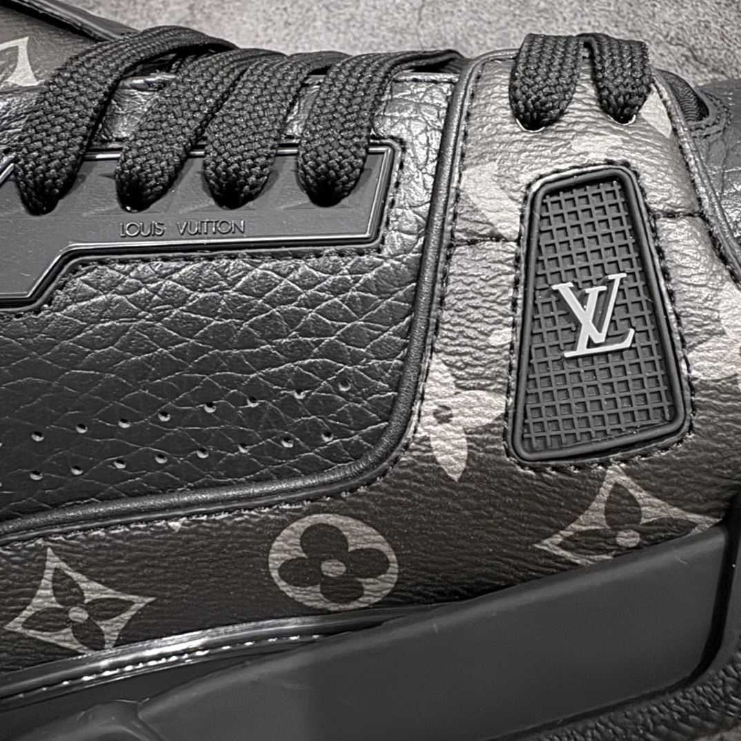 图片[4]-【广东纯原版本】驴牌 LV Louis Vuitton Trainer 限定联名 低帮休闲板鞋 全黑拼皮暗纹n代购级别 ZP级全套包装n原版购入历时近两个月开发打造！n经典多拼色超好看 原版完美楦型 调试了两个月鞋面独家订制压纹粒面小牛皮n大底TPU、模具费2w+ 质感媲美原版n垫脚聚米微料加透气英伦网布n细节原版一致 ❗️请注意区分市面通货材料 版型 包装配件 Size：38 39 40 41 42 43 44 45 46 编码：DM460520-莆田鞋批发中心