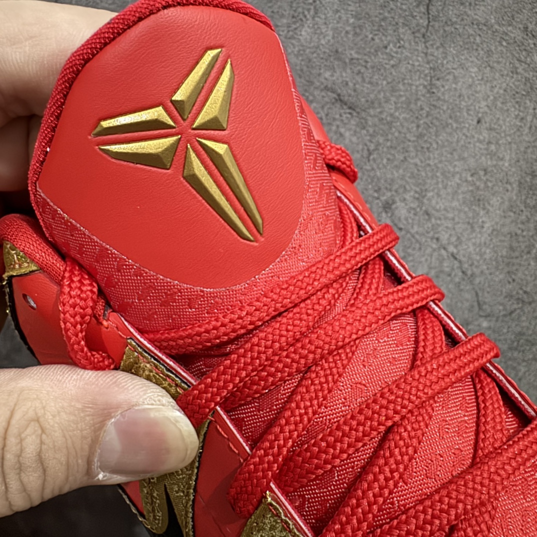 图片[4]-【S2纯原版本】NK ZOOM KOBE 5 Protro \”Year of the Mamba\”nS2纯原生产线 科比五代红黑金蛇 HF5182-600n#Zoom Turbo气垫➕后掌EVA缓震 实战配置直接拉满n#原楦纸板开发 鞋身流线型、后跟塑形，区分土肥圆n#原档数据3D打印 鞋面细节匹配原版n#全身鞋材卡料色独家定制 唯一正确喷漆SWOOSH#NK专利Flyknit飞线科技，给予鞋身足够抗扭矩力n#真实底模最大47.5  实战利器 专供海外市场 Size：40 40.5 41 42 42.5 43 44 44.5 45 46 47.5（脚宽、脚胖 建议买大半码） 编码：O490510-莆田鞋批发中心