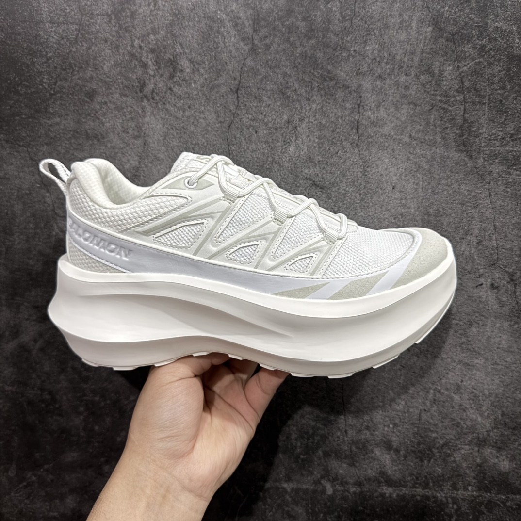 【莞产礼盒版】CDG x Salomon 萨洛蒙 联名款XT-6 系列 厚底 休闲 运动鞋nn原版购入开发 做货独立私模 原材料打造 一比一原版细节nn延续品牌设计基因，融合简约的设计和实用的技术性n联名鞋款依旧是黑白简约配色，鞋身上的品牌字样也体现出极简主义的设计风格n搭配Contagrip 橡胶厚底鞋底设计，重新演绎的鞋面部分则以Pulsar Advanced袜套式轮廓替换了之前抽绳鞋带n并饰有网眼、抗撕裂材质鞋面、防水胶条以及尼龙拉环等细节nn面料: 原版定制进口科技面料内里: 原版进口透气网里大底: 原版开模超轻发泡材质n底厚: 6.5CM Size：34-40（34 40订做不退换） 编码：HX370420-莆田鞋批发中心