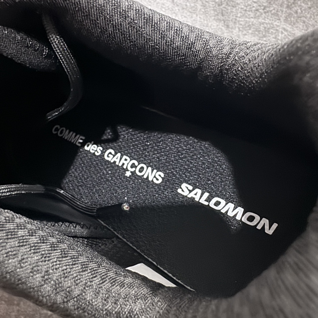 图片[7]-【莞产礼盒版】CDG x Salomon 萨洛蒙 联名款XT-6 系列 厚底 休闲 运动鞋nn原版购入开发 做货独立私模 原材料打造 一比一原版细节nn延续品牌设计基因，融合简约的设计和实用的技术性n联名鞋款依旧是黑白简约配色，鞋身上的品牌字样也体现出极简主义的设计风格n搭配Contagrip 橡胶厚底鞋底设计，重新演绎的鞋面部分则以Pulsar Advanced袜套式轮廓替换了之前抽绳鞋带n并饰有网眼、抗撕裂材质鞋面、防水胶条以及尼龙拉环等细节nn面料: 原版定制进口科技面料内里: 原版进口透气网里大底: 原版开模超轻发泡材质n底厚: 6.5CM Size：34-40（34 40订做不退换） 编码：HX370420-莆田鞋批发中心