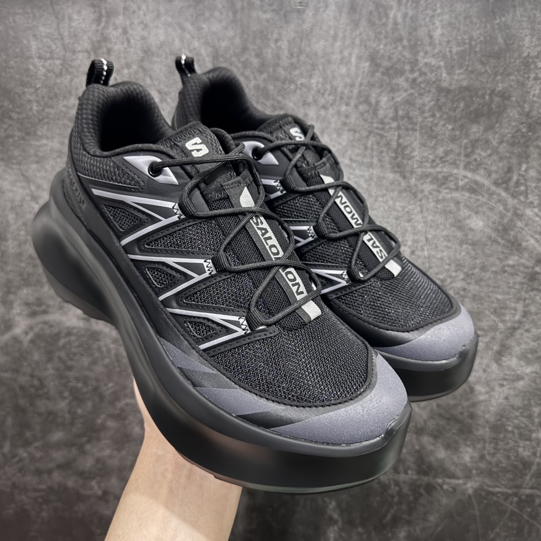 【莞产礼盒版】CDG x Salomon 萨洛蒙 联名款XT-6 系列 厚底 休闲 运动鞋nn原版购入开发 做货独立私模 原材料打造 一比一原版细节nn延续品牌设计基因，融合简约的设计和实用的技术性n联名鞋款依旧是黑白简约配色，鞋身上的品牌字样也体现出极简主义的设计风格n搭配Contagrip 橡胶厚底鞋底设计，重新演绎的鞋面部分则以Pulsar Advanced袜套式轮廓替换了之前抽绳鞋带n并饰有网眼、抗撕裂材质鞋面、防水胶条以及尼龙拉环等细节nn面料: 原版定制进口科技面料内里: 原版进口透气网里大底: 原版开模超轻发泡材质n底厚: 6.5CM Size：34-40（34 40订做不退换） 编码：HX370420-莆田鞋批发中心