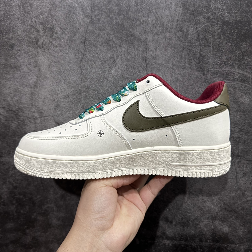 图片[2]-【公司级】Nk Air Force 1\’07 Low 圣诞派对 空军一号定制低帮休闲板鞋 DM0970-132rn#在遥远的拉普兰地区，有一座被皑皑白雪覆盖的宁静小镇。这里是圣诞老人的故乡，也是圣诞奶奶默默施展温暖魔法的地方。圣诞奶奶，她就像小镇上永不熄灭的炉火，用爱与关怀，为每一个角落带来温馨与喜悦r 尺码：36 36.5 37.5 38 38.5 39 40 40.5 41 42 42.5 43 44 44.5 45  编码：HXS290300-莆田鞋批发中心