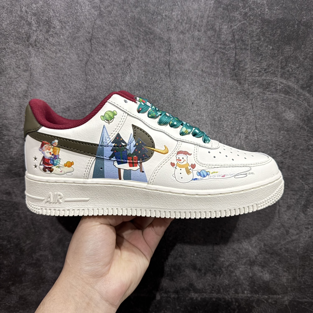 【公司级】Nk Air Force 1\’07 Low 圣诞派对 空军一号定制低帮休闲板鞋 DM0970-132rn#在遥远的拉普兰地区，有一座被皑皑白雪覆盖的宁静小镇。这里是圣诞老人的故乡，也是圣诞奶奶默默施展温暖魔法的地方。圣诞奶奶，她就像小镇上永不熄灭的炉火，用爱与关怀，为每一个角落带来温馨与喜悦r 尺码：36 36.5 37.5 38 38.5 39 40 40.5 41 42 42.5 43 44 44.5 45  编码：HXS290300-莆田鞋批发中心