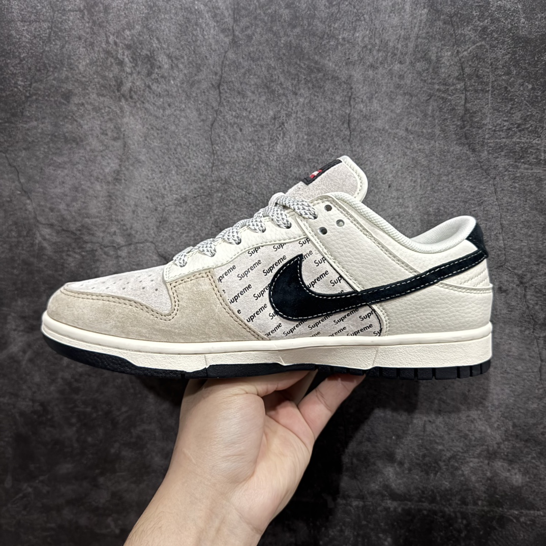 图片[2]-【定制版】Nk SB Dunk Low Supreme联名-米咖英文 周年高端定制 低帮休闲板鞋 XS1086-003rn#定制鞋盒 大厂纯原品质出货 超高清洁度 皮料切割干净无任何毛边 细节完美 r 尺码：36 36.5 37.5 38 38.5 39 40 40.5 41 42 42.5 43 44 44.5 45 编码：HXS320340-莆田鞋批发中心