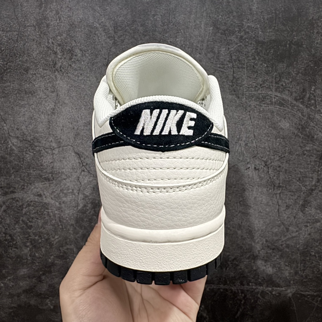 图片[4]-【定制版】Nk SB Dunk Low Supreme联名-米咖英文 周年高端定制 低帮休闲板鞋 XS1086-003rn#定制鞋盒 大厂纯原品质出货 超高清洁度 皮料切割干净无任何毛边 细节完美 r 尺码：36 36.5 37.5 38 38.5 39 40 40.5 41 42 42.5 43 44 44.5 45 编码：HXS320340-莆田鞋批发中心