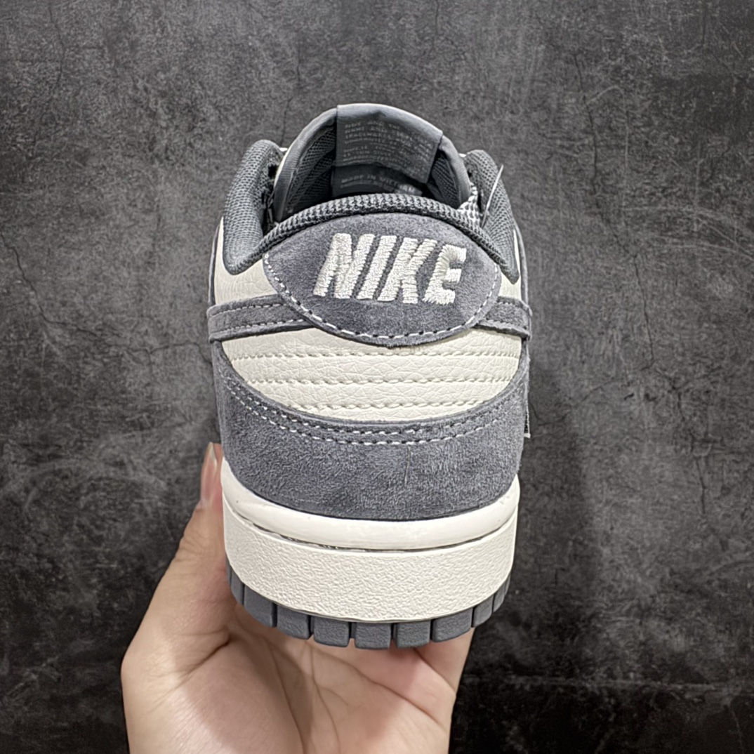 图片[4]-【定制版】Nk SB Dunk Low 斯图西三方联名-贴布灰勾 周年高端定制 低帮休闲板鞋 YX5066-221rn#定制鞋盒 大厂纯原品质出货 超高清洁度 皮料切割干净无任何毛边 细节完美 r 尺码：36 36.5 37.5 38 38.5 39 40 40.5 41 42 42.5 43 44 44.5 45  编码：HXS320340-莆田鞋批发中心