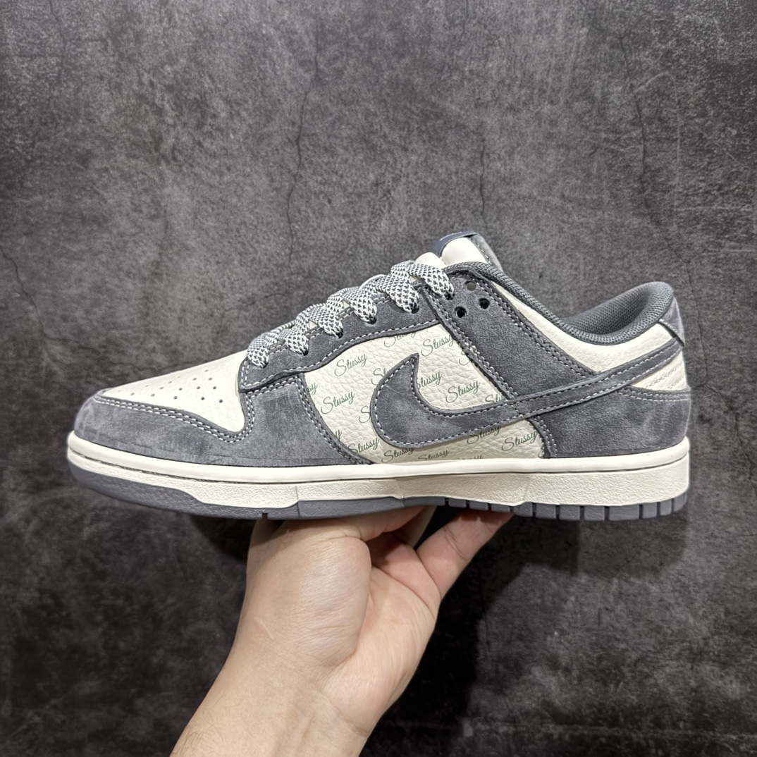 图片[2]-【定制版】Nk SB Dunk Low 斯图西三方联名-贴布灰勾 周年高端定制 低帮休闲板鞋 YX5066-221rn#定制鞋盒 大厂纯原品质出货 超高清洁度 皮料切割干净无任何毛边 细节完美 r 尺码：36 36.5 37.5 38 38.5 39 40 40.5 41 42 42.5 43 44 44.5 45  编码：HXS320340-莆田鞋批发中心