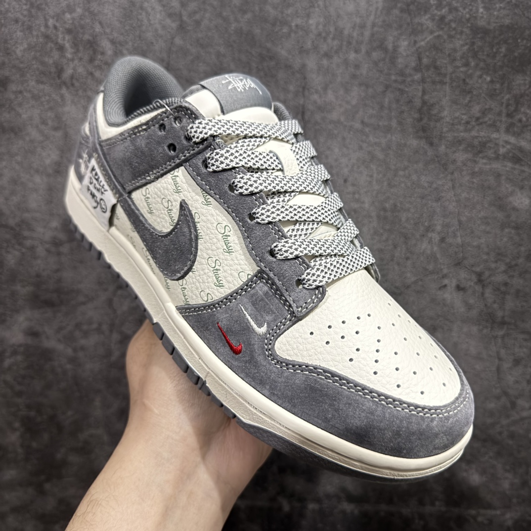 图片[3]-【定制版】Nk SB Dunk Low 斯图西三方联名-贴布灰勾 周年高端定制 低帮休闲板鞋 YX5066-221rn#定制鞋盒 大厂纯原品质出货 超高清洁度 皮料切割干净无任何毛边 细节完美 r 尺码：36 36.5 37.5 38 38.5 39 40 40.5 41 42 42.5 43 44 44.5 45  编码：HXS320340-莆田鞋批发中心