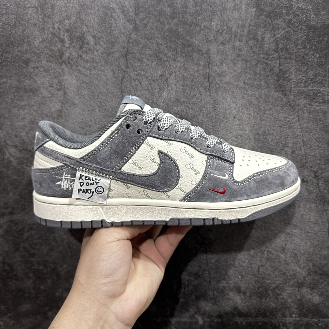 【定制版】Nk SB Dunk Low 斯图西三方联名-贴布灰勾 周年高端定制 低帮休闲板鞋 YX5066-221rn#定制鞋盒 大厂纯原品质出货 超高清洁度 皮料切割干净无任何毛边 细节完美 r 尺码：36 36.5 37.5 38 38.5 39 40 40.5 41 42 42.5 43 44 44.5 45  编码：HXS320340-莆田鞋批发中心