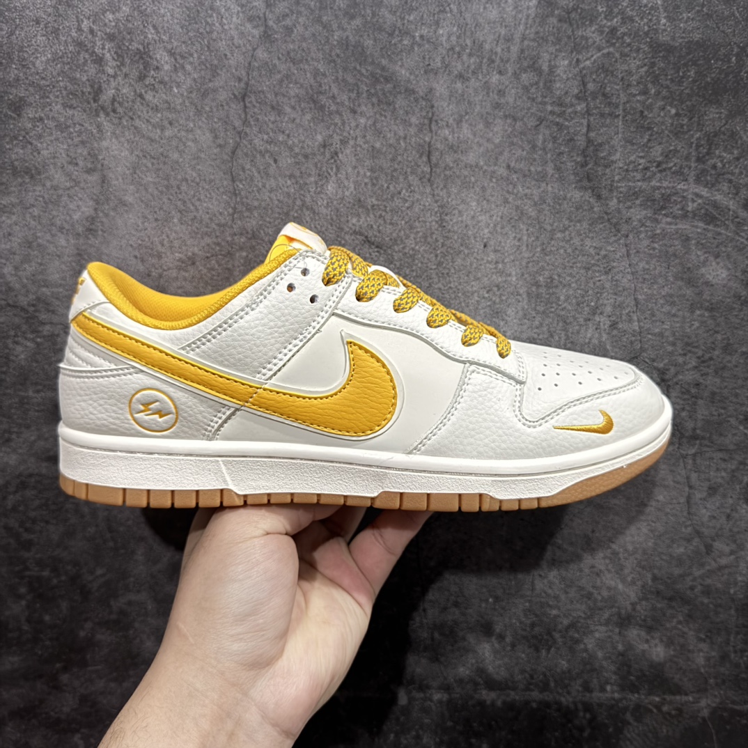 【定制版】Nike Dunk Low x Fragment 米白黄满天星n此款设计灵感来源于轻定制，用符合美学逻辑的色彩作为设计的基石，整体简约而不简单，樱桃作为整体设计的点睛之笔也拉高了抢眼度，氛围感满满，日常舒适且百搭。 货号：XD1688-014 Size：36 36.5 37.5 38 38.5 39 40 40.5 41 42 42.5 43 44 44.5 45 编码：CC180190-莆田鞋批发中心