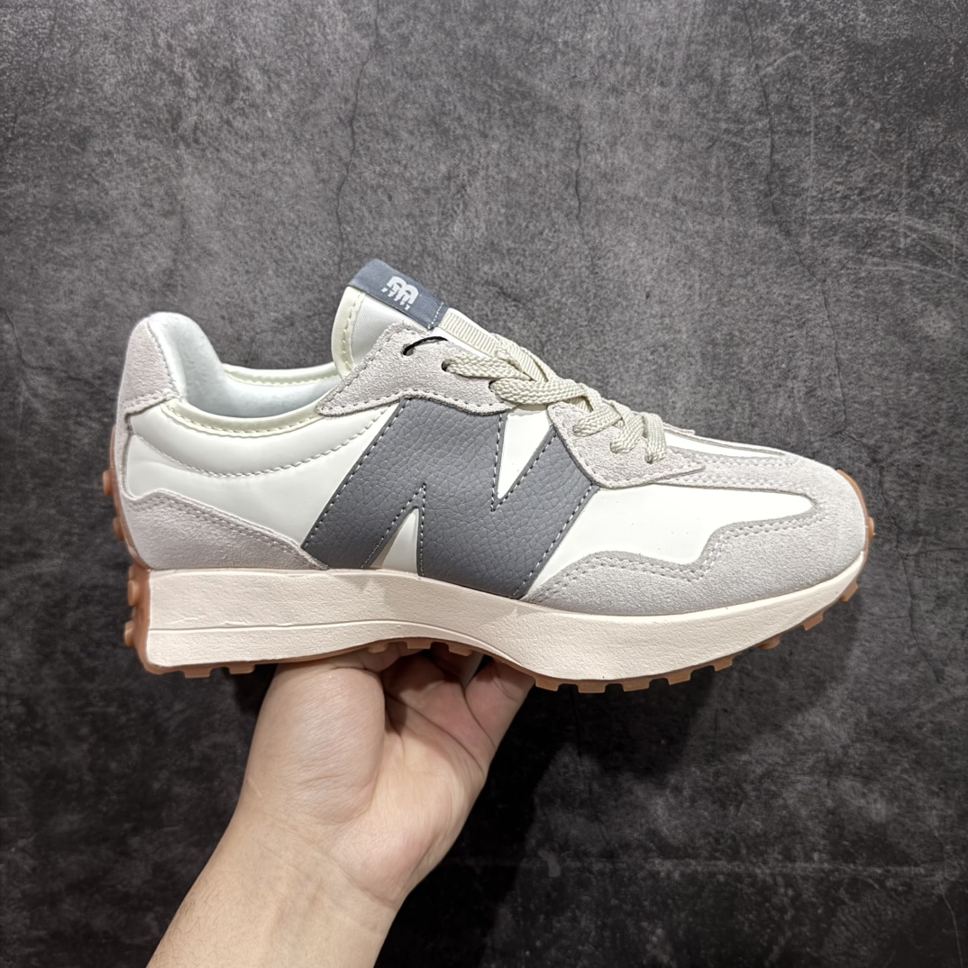 【小PF版】New Balance NB327系列复古休闲运动慢跑鞋U327LTnn市场最正确鞋面材料 原鞋开发鞋尾弧度 材料全部根据原鞋打造n独家私模重新开发 15套尺码模具n非市面普通一体成型的公底n以更纯粹的复古风格设计打造的全新造型。侧身还以解构设计，将 N 字标志以做旧压花样式呈现，样式别具新意。而麂皮、冲孔皮革的塑造，则呈现出高级怀旧气质，也让鞋款在奢华时装风格与运动氛围之间达到了平衡  尺码：36 37 37.5 38 38.5 39.5 40 40.5 41.5 42 42.5 43 44 45 编码：GQGS220240-莆田鞋批发中心