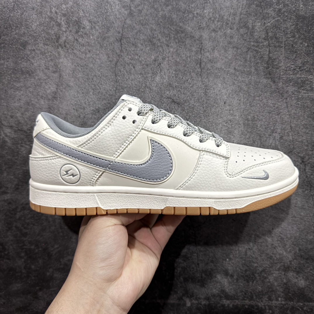 【定制版】Nike Dunk Low x Fragment 米白灰满天星n此款设计灵感来源于轻定制，用符合美学逻辑的色彩作为设计的基石，整体简约而不简单，樱桃作为整体设计的点睛之笔也拉高了抢眼度，氛围感满满，日常舒适且百搭。 货号：XD1688-013 Size：36 36.5 37.5 38 38.5 39 40 40.5 41 42 42.5 43 44 44.5 45 编码：CC180190-莆田鞋批发中心