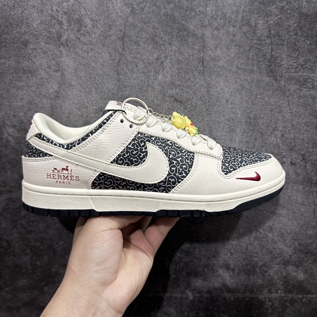 【定制版】Nike SB Dunk Low x HERMES C爱马仕米白黑银纹n纯原大厂出品 极力推荐n原装头层材料 独家版型蒸餾加工n帶來的是更好的视觉和脚感体验n大厂纯原品质出货 清洁度 电绣工艺皮料切割干净无任何毛边 细节完美 官方货号：XD6188 038 尺码：36 36.5 37.5 38 38.5 39 40 40.5 41 42 42.5 43 44 44.5 45 编码：CC180190-莆田鞋批发中心