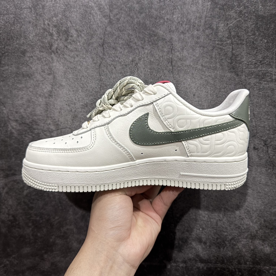 图片[2]-【顶级纯原】2025“蛇年”特别版，迎接农历新年！耐克Nike Air Force 1’07 Low\”Year of the Snake\”空军一号低帮经典百搭休闲运动板鞋“皮革白绿酒红蛇年”HV5979-130nn原版开发 全鞋使用原厂软质头层牛皮n针车细节配件全部同步原版 区别市面通货n卡色为米浅米白非市面错版纯白n男女鞋半码制 升级原楦原纸版数据开发版型n内置全掌Air Sole气垫 中底走线 鞋垫刷胶同步原版n市场唯一高端充正版本  尺码：36 36.5 37.5 38 38.5 39 40 40.5 41 42 42.5 43 44 44.5 45 编码：WE310330-莆田鞋批发中心