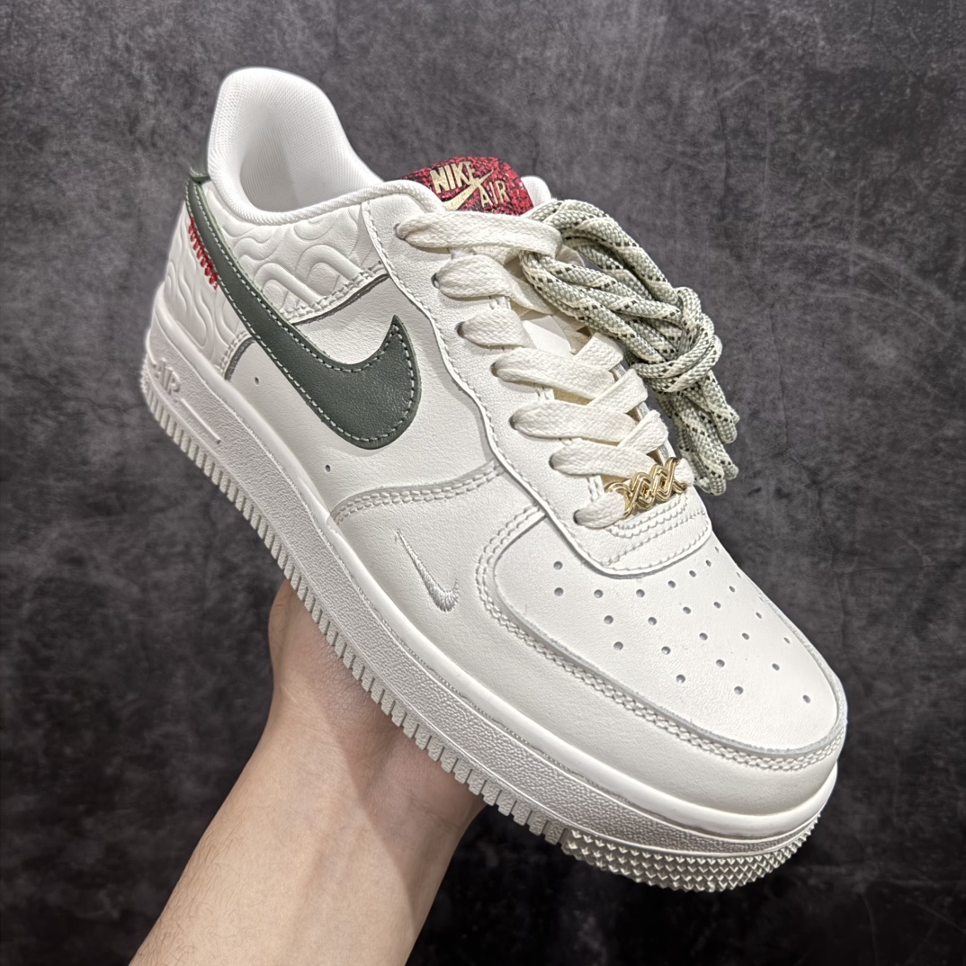 图片[3]-【顶级纯原】2025“蛇年”特别版，迎接农历新年！耐克Nike Air Force 1’07 Low\”Year of the Snake\”空军一号低帮经典百搭休闲运动板鞋“皮革白绿酒红蛇年”HV5979-130nn原版开发 全鞋使用原厂软质头层牛皮n针车细节配件全部同步原版 区别市面通货n卡色为米浅米白非市面错版纯白n男女鞋半码制 升级原楦原纸版数据开发版型n内置全掌Air Sole气垫 中底走线 鞋垫刷胶同步原版n市场唯一高端充正版本  尺码：36 36.5 37.5 38 38.5 39 40 40.5 41 42 42.5 43 44 44.5 45 编码：WE310330-莆田鞋批发中心