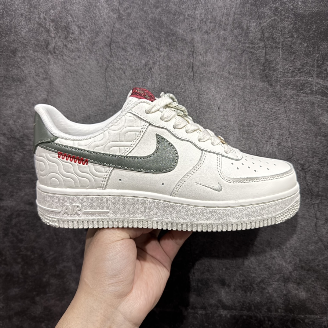 【顶级纯原】2025“蛇年”特别版，迎接农历新年！耐克Nike Air Force 1’07 Low\”Year of the Snake\”空军一号低帮经典百搭休闲运动板鞋“皮革白绿酒红蛇年”HV5979-130nn原版开发 全鞋使用原厂软质头层牛皮n针车细节配件全部同步原版 区别市面通货n卡色为米浅米白非市面错版纯白n男女鞋半码制 升级原楦原纸版数据开发版型n内置全掌Air Sole气垫 中底走线 鞋垫刷胶同步原版n市场唯一高端充正版本  尺码：36 36.5 37.5 38 38.5 39 40 40.5 41 42 42.5 43 44 44.5 45 编码：WE310330-莆田鞋批发中心