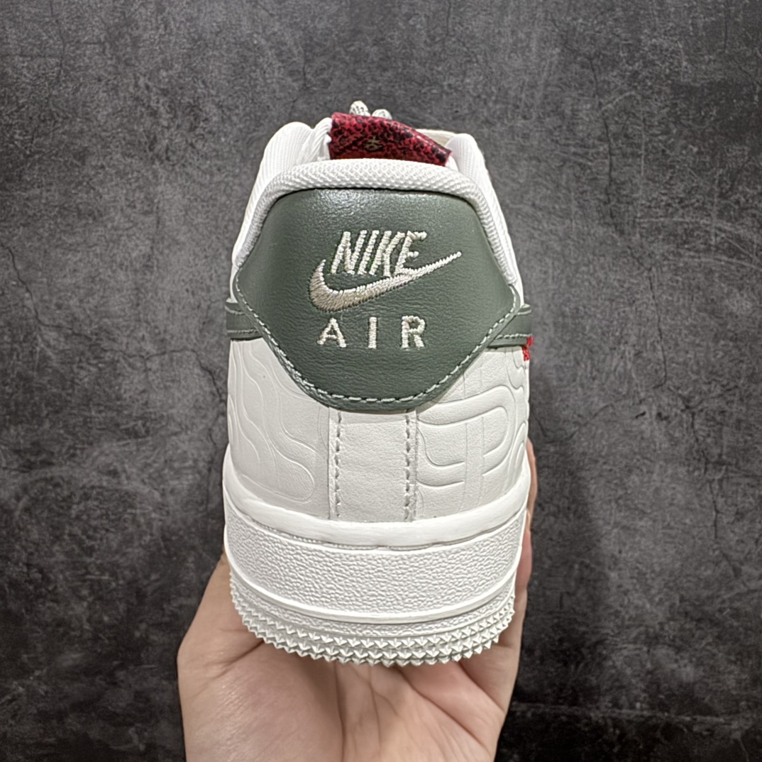 图片[4]-【顶级纯原】2025“蛇年”特别版，迎接农历新年！耐克Nike Air Force 1’07 Low\”Year of the Snake\”空军一号低帮经典百搭休闲运动板鞋“皮革白绿酒红蛇年”HV5979-130nn原版开发 全鞋使用原厂软质头层牛皮n针车细节配件全部同步原版 区别市面通货n卡色为米浅米白非市面错版纯白n男女鞋半码制 升级原楦原纸版数据开发版型n内置全掌Air Sole气垫 中底走线 鞋垫刷胶同步原版n市场唯一高端充正版本  尺码：36 36.5 37.5 38 38.5 39 40 40.5 41 42 42.5 43 44 44.5 45 编码：WE310330-莆田鞋批发中心