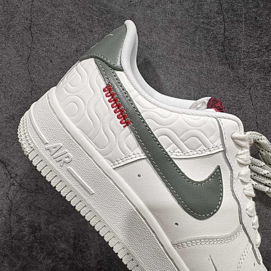 图片[7]-【顶级纯原】2025“蛇年”特别版，迎接农历新年！耐克Nike Air Force 1’07 Low\”Year of the Snake\”空军一号低帮经典百搭休闲运动板鞋“皮革白绿酒红蛇年”HV5979-130nn原版开发 全鞋使用原厂软质头层牛皮n针车细节配件全部同步原版 区别市面通货n卡色为米浅米白非市面错版纯白n男女鞋半码制 升级原楦原纸版数据开发版型n内置全掌Air Sole气垫 中底走线 鞋垫刷胶同步原版n市场唯一高端充正版本  尺码：36 36.5 37.5 38 38.5 39 40 40.5 41 42 42.5 43 44 44.5 45 编码：WE310330-莆田鞋批发中心