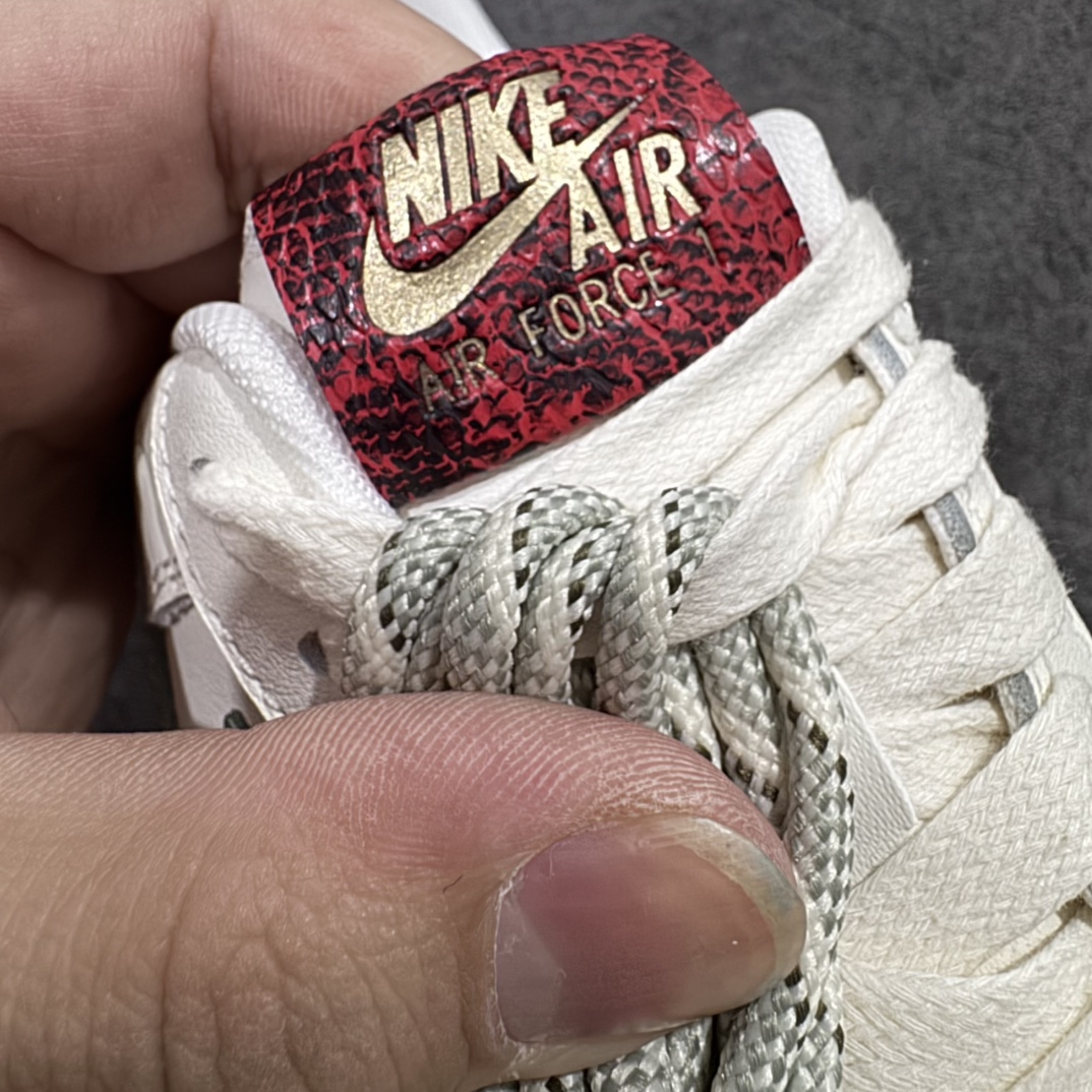 图片[9]-【顶级纯原】2025“蛇年”特别版，迎接农历新年！耐克Nike Air Force 1’07 Low\”Year of the Snake\”空军一号低帮经典百搭休闲运动板鞋“皮革白绿酒红蛇年”HV5979-130nn原版开发 全鞋使用原厂软质头层牛皮n针车细节配件全部同步原版 区别市面通货n卡色为米浅米白非市面错版纯白n男女鞋半码制 升级原楦原纸版数据开发版型n内置全掌Air Sole气垫 中底走线 鞋垫刷胶同步原版n市场唯一高端充正版本  尺码：36 36.5 37.5 38 38.5 39 40 40.5 41 42 42.5 43 44 44.5 45 编码：WE310330-莆田鞋批发中心