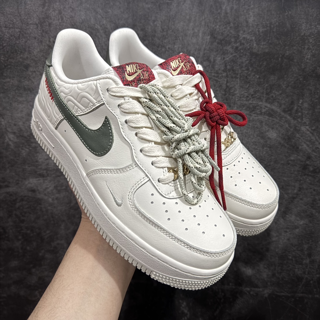 【顶级纯原】2025“蛇年”特别版，迎接农历新年！耐克Nike Air Force 1’07 Low\”Year of the Snake\”空军一号低帮经典百搭休闲运动板鞋“皮革白绿酒红蛇年”HV5979-130nn原版开发 全鞋使用原厂软质头层牛皮n针车细节配件全部同步原版 区别市面通货n卡色为米浅米白非市面错版纯白n男女鞋半码制 升级原楦原纸版数据开发版型n内置全掌Air Sole气垫 中底走线 鞋垫刷胶同步原版n市场唯一高端充正版本  尺码：36 36.5 37.5 38 38.5 39 40 40.5 41 42 42.5 43 44 44.5 45 编码：WE310330-莆田鞋批发中心