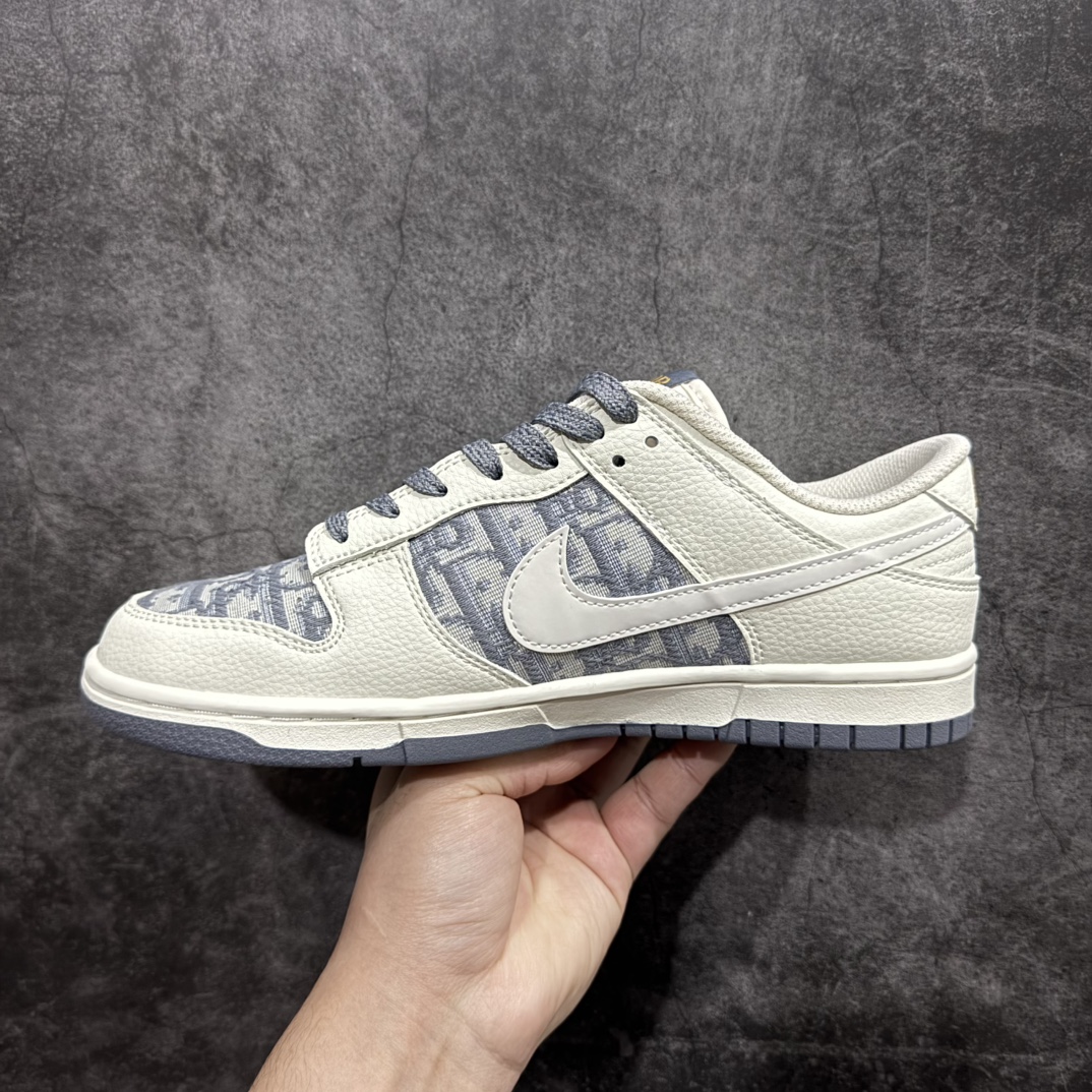 图片[2]-【定制版】Nike SB Dunk Low x DIOR 米灰金双小钩满天星n纯原大厂出品 极力推荐n原装头层材料 独家版型蒸餾加工n帶來的是更好的视觉和脚感体验n大厂纯原品质出货 清洁度 电绣工艺皮料切割干净无任何毛边 细节完美 官方货号：DJ2024 043 尺码：36 36.5 37.5 38 38.5 39 40 40.5 41 42 42.5 43 44 44.5 45  编码：HXS340360-莆田鞋批发中心