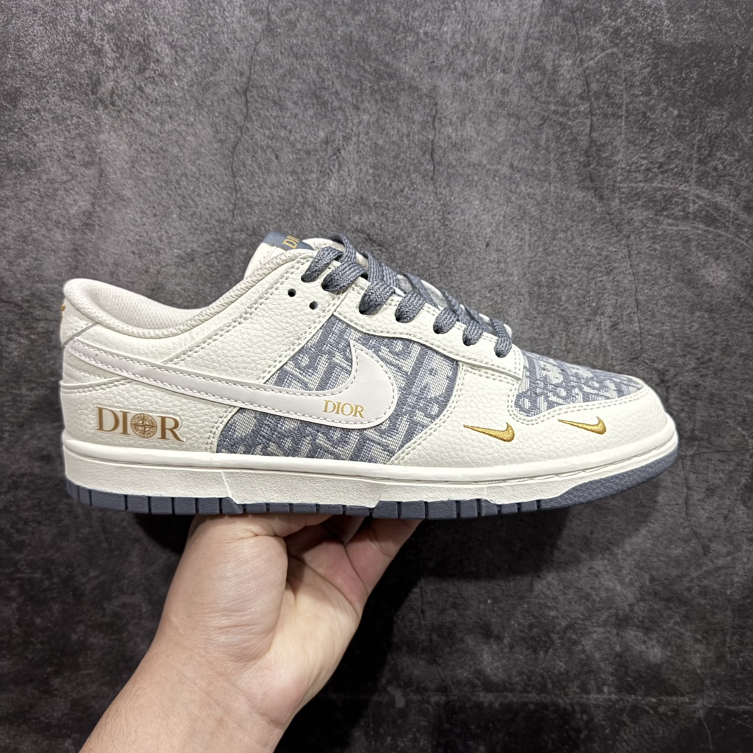 【定制版】Nike SB Dunk Low x DIOR 米灰金双小钩满天星n纯原大厂出品 极力推荐n原装头层材料 独家版型蒸餾加工n帶來的是更好的视觉和脚感体验n大厂纯原品质出货 清洁度 电绣工艺皮料切割干净无任何毛边 细节完美 官方货号：DJ2024 043 尺码：36 36.5 37.5 38 38.5 39 40 40.5 41 42 42.5 43 44 44.5 45  编码：HXS340360-莆田鞋批发中心