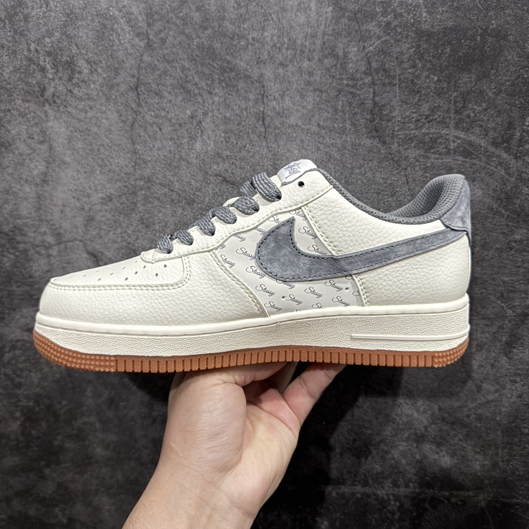 图片[2]-【公司级】Nk Air Force 1\’07 Low 斯图西联名-灰勾英文 空军一号 低帮休闲板鞋 XZ6188-256rn原楦头原纸板 原装鞋盒 定制五金配件 内置全掌气垫 原厂鞋底 r 尺码：36 36.5 37.5 38 38.5 39 40 40.5 41 42 42.5 43 44 44.5 45  编码：HXS310320-莆田鞋批发中心