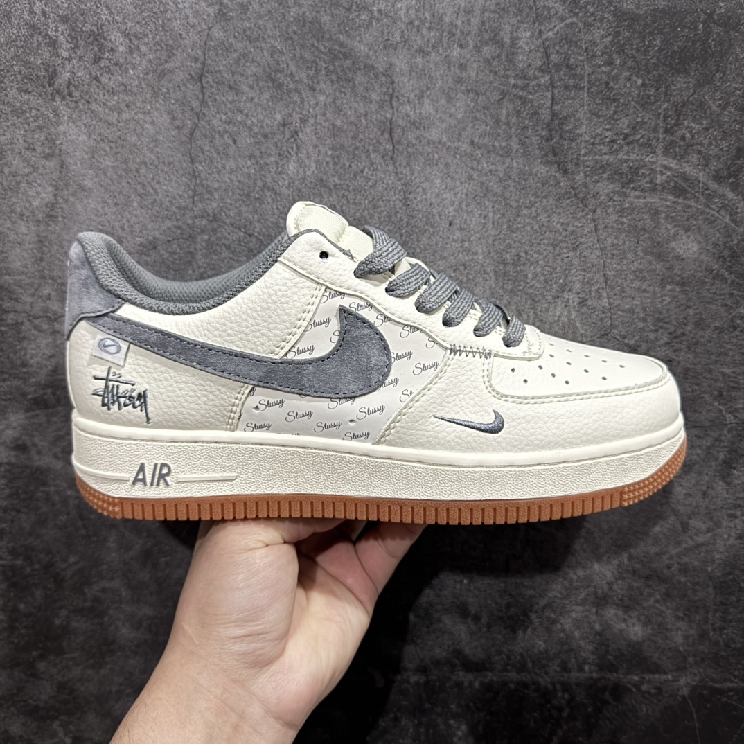 【公司级】Nk Air Force 1\’07 Low 斯图西联名-灰勾英文 空军一号 低帮休闲板鞋 XZ6188-256rn原楦头原纸板 原装鞋盒 定制五金配件 内置全掌气垫 原厂鞋底 r 尺码：36 36.5 37.5 38 38.5 39 40 40.5 41 42 42.5 43 44 44.5 45  编码：HXS310320-莆田鞋批发中心