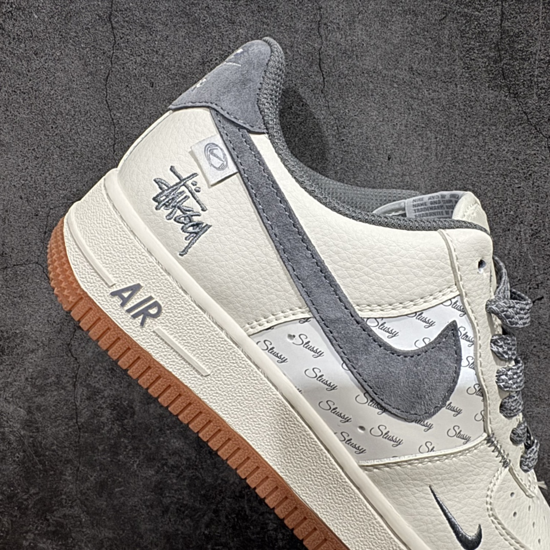 图片[7]-【公司级】Nk Air Force 1\’07 Low 斯图西联名-灰勾英文 空军一号 低帮休闲板鞋 XZ6188-256rn原楦头原纸板 原装鞋盒 定制五金配件 内置全掌气垫 原厂鞋底 r 尺码：36 36.5 37.5 38 38.5 39 40 40.5 41 42 42.5 43 44 44.5 45  编码：HXS310320-莆田鞋批发中心