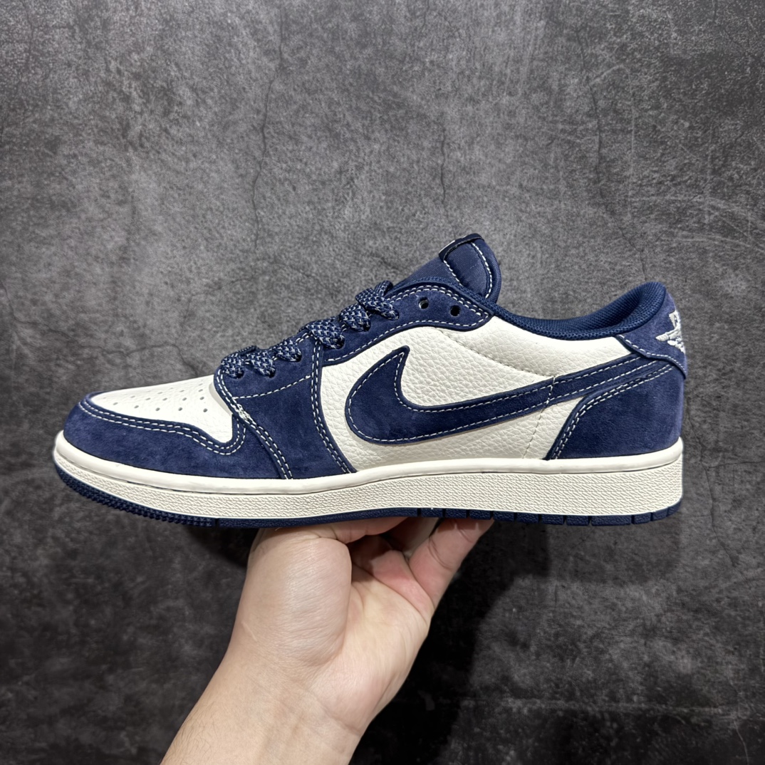 图片[2]-【定制版】Travis Scott x Fragment Design x Air Jordan 1 Low OG SP AJ1 古驰联名-普鲁士蓝 低帮文化休闲板鞋 XS3086-006rn#多方联名合作融合了Travis Scott 独特的音乐风格，藤原浩个性的设计风格以及Jordan品牌的经典元素 使其成为一双具有独特身份和价值的鞋子 清新而立体的外观加上联名标识更突出了其独特身份 这种配色方案显示出活力和时尚感 在视觉上引人注目  鞋身的质感和细腻的细节处理使其显得高端而格调十足  这款“倒钩”联名是设计与创意完美结合 融合多方的个性风格是一款备受瞩目的潮流鞋款r 尺码：36 36.5 37.5 38 38.5 39 40 40.5 41 42 42.5 43 44 44.5 45 编码：HXS320340-莆田鞋批发中心