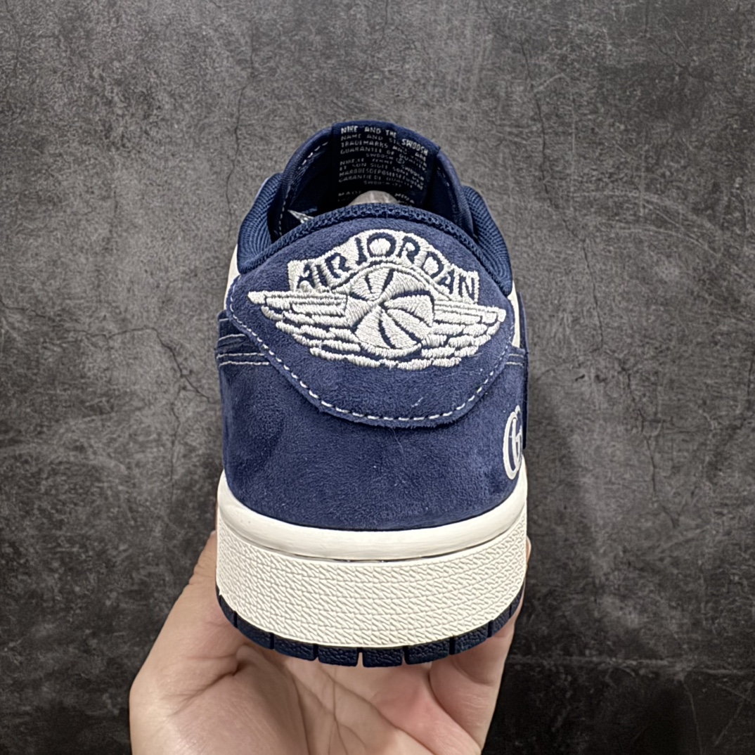 图片[4]-【定制版】Travis Scott x Fragment Design x Air Jordan 1 Low OG SP AJ1 古驰联名-普鲁士蓝 低帮文化休闲板鞋 XS3086-006rn#多方联名合作融合了Travis Scott 独特的音乐风格，藤原浩个性的设计风格以及Jordan品牌的经典元素 使其成为一双具有独特身份和价值的鞋子 清新而立体的外观加上联名标识更突出了其独特身份 这种配色方案显示出活力和时尚感 在视觉上引人注目  鞋身的质感和细腻的细节处理使其显得高端而格调十足  这款“倒钩”联名是设计与创意完美结合 融合多方的个性风格是一款备受瞩目的潮流鞋款r 尺码：36 36.5 37.5 38 38.5 39 40 40.5 41 42 42.5 43 44 44.5 45 编码：HXS320340-莆田鞋批发中心