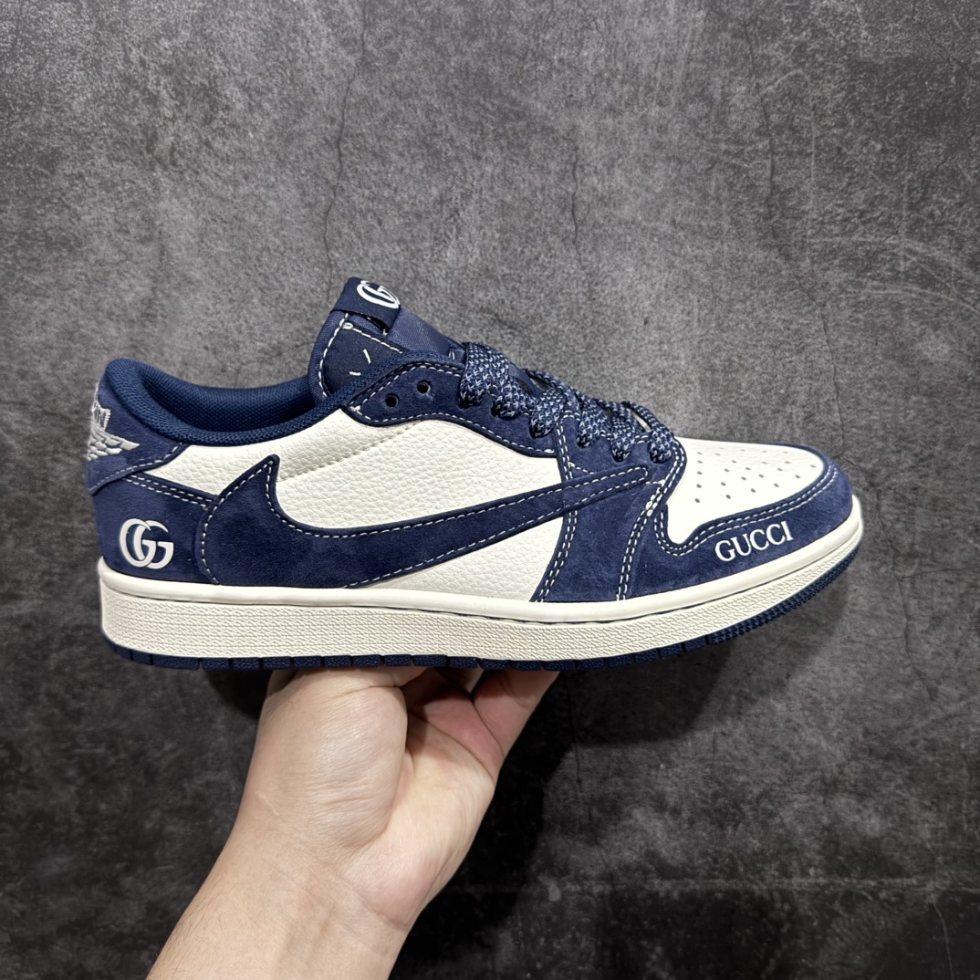 【定制版】Travis Scott x Fragment Design x Air Jordan 1 Low OG SP AJ1 古驰联名-普鲁士蓝 低帮文化休闲板鞋 XS3086-006rn#多方联名合作融合了Travis Scott 独特的音乐风格，藤原浩个性的设计风格以及Jordan品牌的经典元素 使其成为一双具有独特身份和价值的鞋子 清新而立体的外观加上联名标识更突出了其独特身份 这种配色方案显示出活力和时尚感 在视觉上引人注目  鞋身的质感和细腻的细节处理使其显得高端而格调十足  这款“倒钩”联名是设计与创意完美结合 融合多方的个性风格是一款备受瞩目的潮流鞋款r 尺码：36 36.5 37.5 38 38.5 39 40 40.5 41 42 42.5 43 44 44.5 45 编码：HXS320340-莆田鞋批发中心