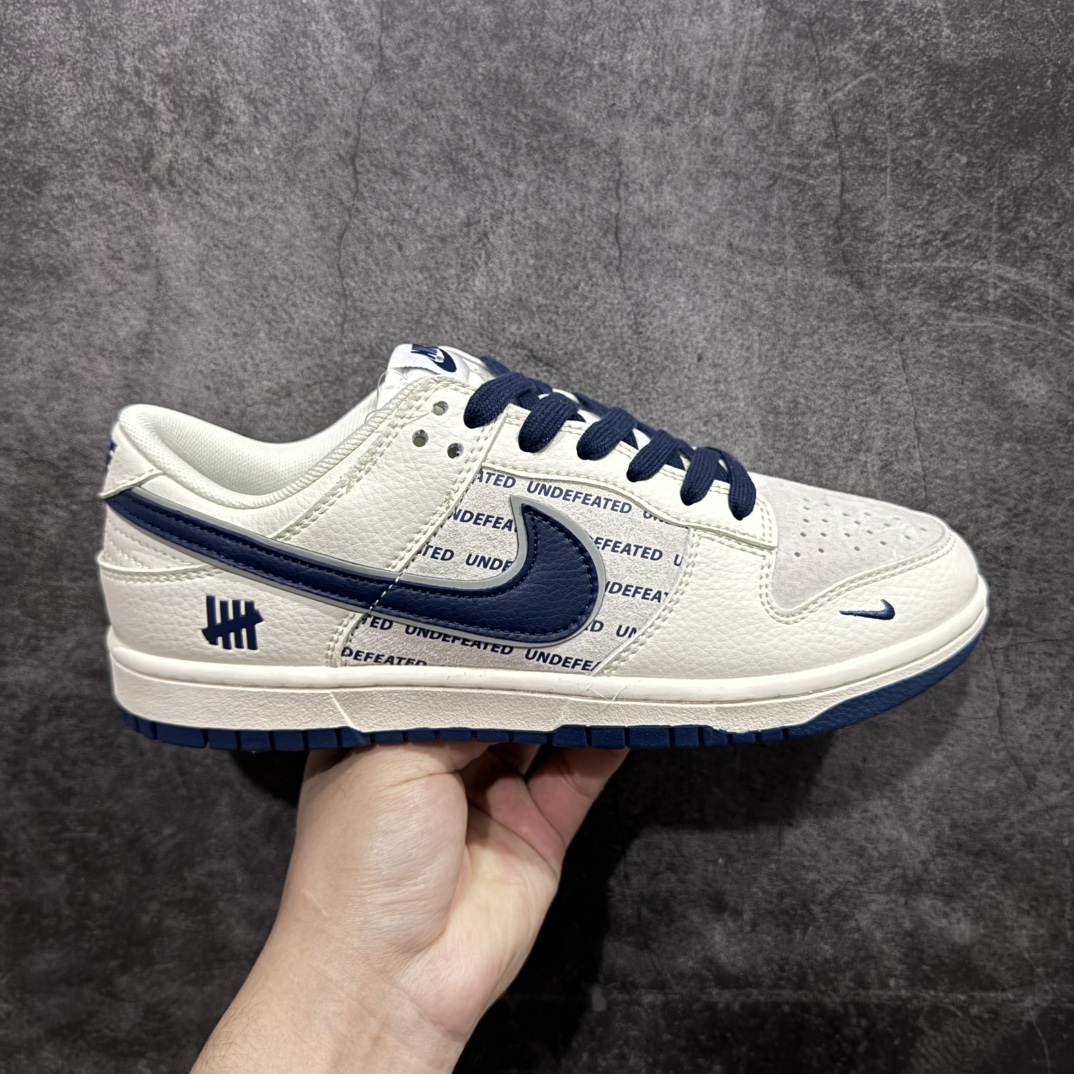 【定制版】Nk SB Dunk Low UN联名-英文藏蓝底 周年高端定制 低帮休闲板鞋n#定制鞋盒 大厂纯原品质出货 超高清洁度 皮料切割干净无任何毛边 细节完美货号：XX2026-666 尺码：36 36.5 37.5 38 38.5 39 40 40.5 41 42 42.5 43 44 44.5 45 编码：HXS320340-莆田鞋批发中心