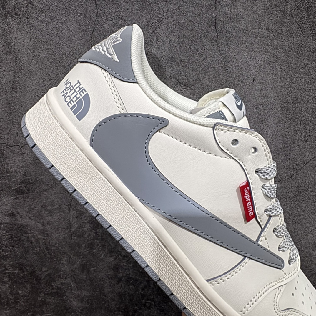 图片[7]-【定制版】Travis Scott x Fragment Design x Air Jordan 1 Low OG SP AJ1 北面联名-钢铁灰 低帮文化休闲板鞋 XZ5158-002rn#多方联名合作融合了Travis Scott 独特的音乐风格，藤原浩个性的设计风格以及Jordan品牌的经典元素 使其成为一双具有独特身份和价值的鞋子 清新而立体的外观加上联名标识更突出了其独特身份 这种配色方案显示出活力和时尚感 在视觉上引人注目  鞋身的质感和细腻的细节处理使其显得高端而格调十足  这款“倒钩”联名是设计与创意完美结合 融合多方的个性风格是一款备受瞩目的潮流鞋款r 尺码：36 36.5 37.5 38 38.5 39 40 40.5 41 42 42.5 43 44 44.5 45 编码：HXS320340-莆田鞋批发中心