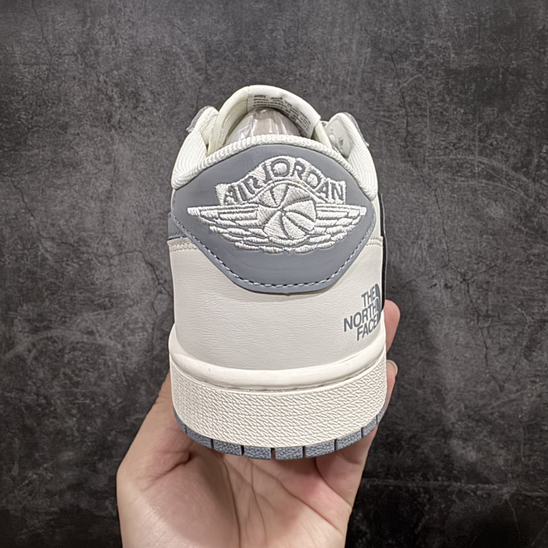 图片[4]-【定制版】Travis Scott x Fragment Design x Air Jordan 1 Low OG SP AJ1 北面联名-钢铁灰 低帮文化休闲板鞋 XZ5158-002rn#多方联名合作融合了Travis Scott 独特的音乐风格，藤原浩个性的设计风格以及Jordan品牌的经典元素 使其成为一双具有独特身份和价值的鞋子 清新而立体的外观加上联名标识更突出了其独特身份 这种配色方案显示出活力和时尚感 在视觉上引人注目  鞋身的质感和细腻的细节处理使其显得高端而格调十足  这款“倒钩”联名是设计与创意完美结合 融合多方的个性风格是一款备受瞩目的潮流鞋款r 尺码：36 36.5 37.5 38 38.5 39 40 40.5 41 42 42.5 43 44 44.5 45 编码：HXS320340-莆田鞋批发中心