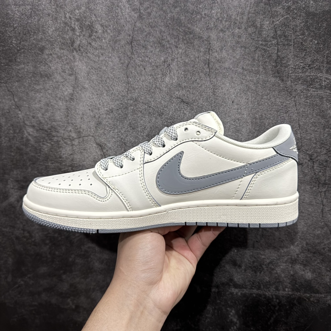 图片[2]-【定制版】Travis Scott x Fragment Design x Air Jordan 1 Low OG SP AJ1 北面联名-钢铁灰 低帮文化休闲板鞋 XZ5158-002rn#多方联名合作融合了Travis Scott 独特的音乐风格，藤原浩个性的设计风格以及Jordan品牌的经典元素 使其成为一双具有独特身份和价值的鞋子 清新而立体的外观加上联名标识更突出了其独特身份 这种配色方案显示出活力和时尚感 在视觉上引人注目  鞋身的质感和细腻的细节处理使其显得高端而格调十足  这款“倒钩”联名是设计与创意完美结合 融合多方的个性风格是一款备受瞩目的潮流鞋款r 尺码：36 36.5 37.5 38 38.5 39 40 40.5 41 42 42.5 43 44 44.5 45 编码：HXS320340-莆田鞋批发中心