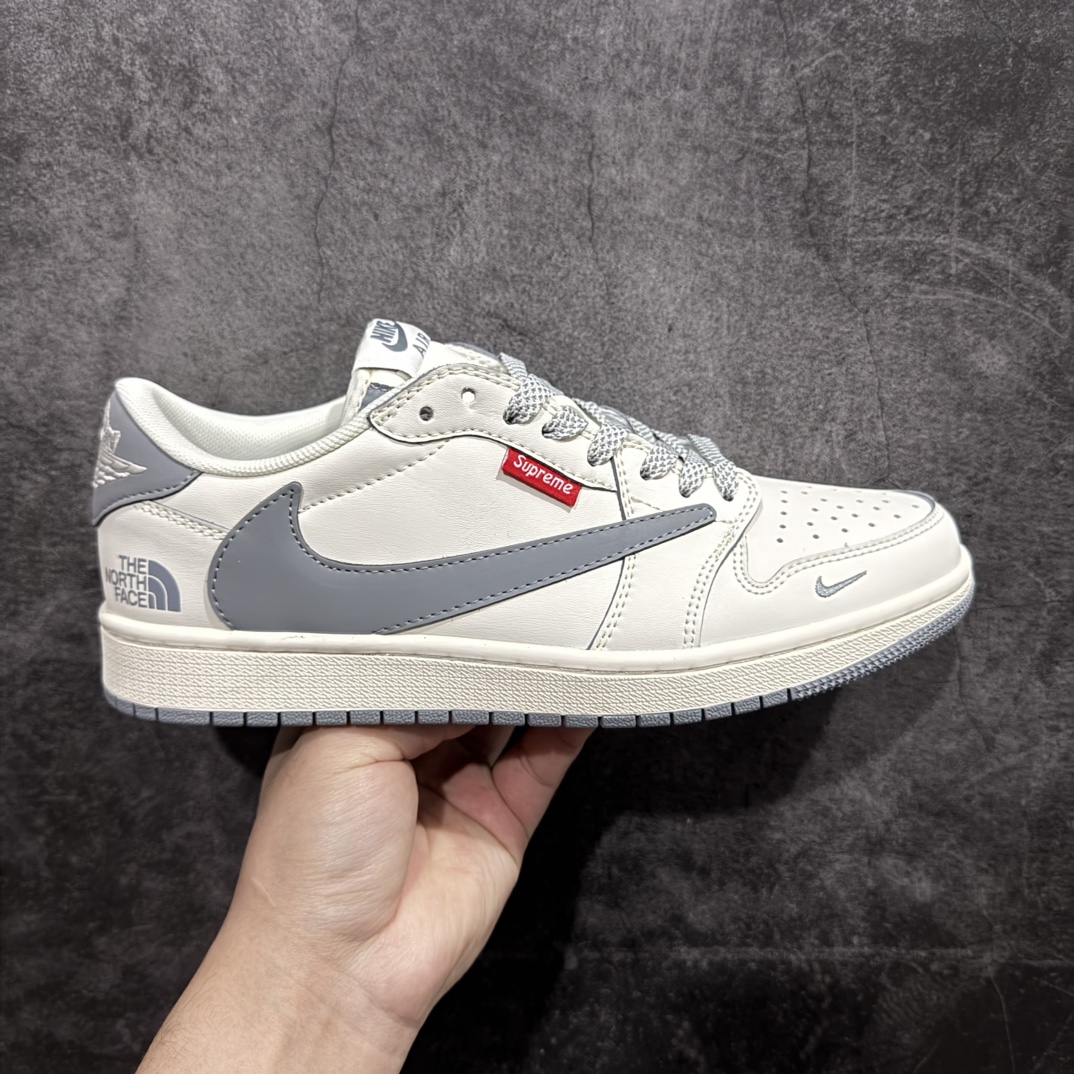 【定制版】Travis Scott x Fragment Design x Air Jordan 1 Low OG SP AJ1 北面联名-钢铁灰 低帮文化休闲板鞋 XZ5158-002rn#多方联名合作融合了Travis Scott 独特的音乐风格，藤原浩个性的设计风格以及Jordan品牌的经典元素 使其成为一双具有独特身份和价值的鞋子 清新而立体的外观加上联名标识更突出了其独特身份 这种配色方案显示出活力和时尚感 在视觉上引人注目  鞋身的质感和细腻的细节处理使其显得高端而格调十足  这款“倒钩”联名是设计与创意完美结合 融合多方的个性风格是一款备受瞩目的潮流鞋款r 尺码：36 36.5 37.5 38 38.5 39 40 40.5 41 42 42.5 43 44 44.5 45 编码：HXS320340-莆田鞋批发中心