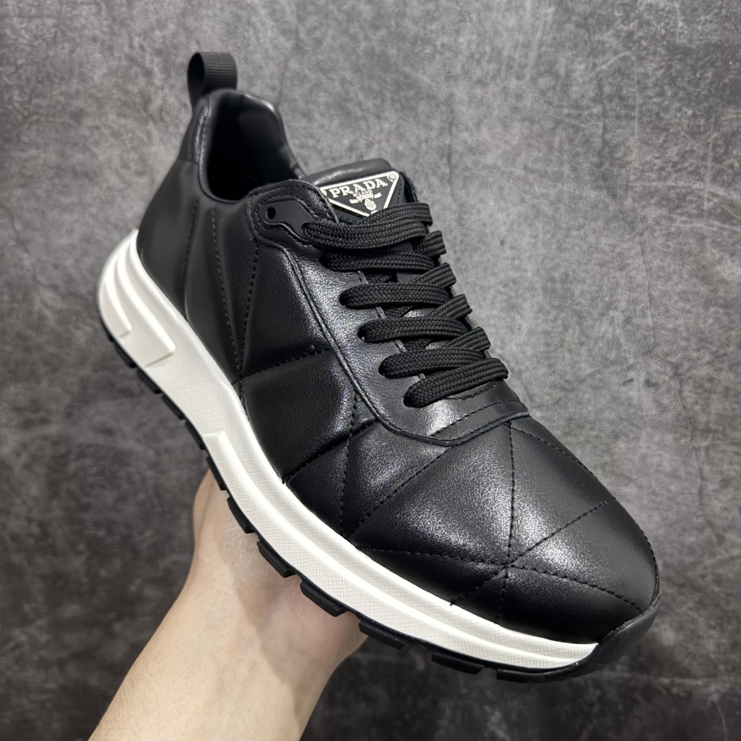 图片[3]-【广东纯原版本】PRADA普拉达 厚底徽标系带运动休闲男鞋系列 广东大厂品质 专柜同步 大气个性更潮更抢眼更追求档次，它将颠覆旧念，与您共度时尚潮人必备! 面料采用原版进口小牛皮 牛皮内里垫脚 橡胶发泡大底 轻便防滑耐磨 脚感舒适 款式耐看做工精细 配以简洁利落的鞋楦 彰显男人的果敢和硬朗 尺码：39-44（皮鞋码）-选品中心