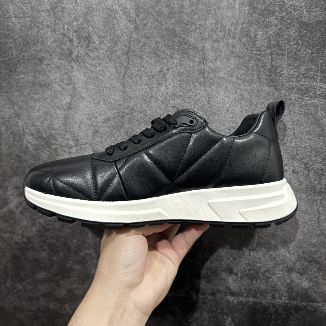 图片[2]-【广东纯原版本】PRADA普拉达 厚底徽标系带运动休闲男鞋系列 广东大厂品质 专柜同步 大气个性更潮更抢眼更追求档次，它将颠覆旧念，与您共度时尚潮人必备! 面料采用原版进口小牛皮 牛皮内里垫脚 橡胶发泡大底 轻便防滑耐磨 脚感舒适 款式耐看做工精细 配以简洁利落的鞋楦 彰显男人的果敢和硬朗 尺码：39-44（皮鞋码）-选品中心