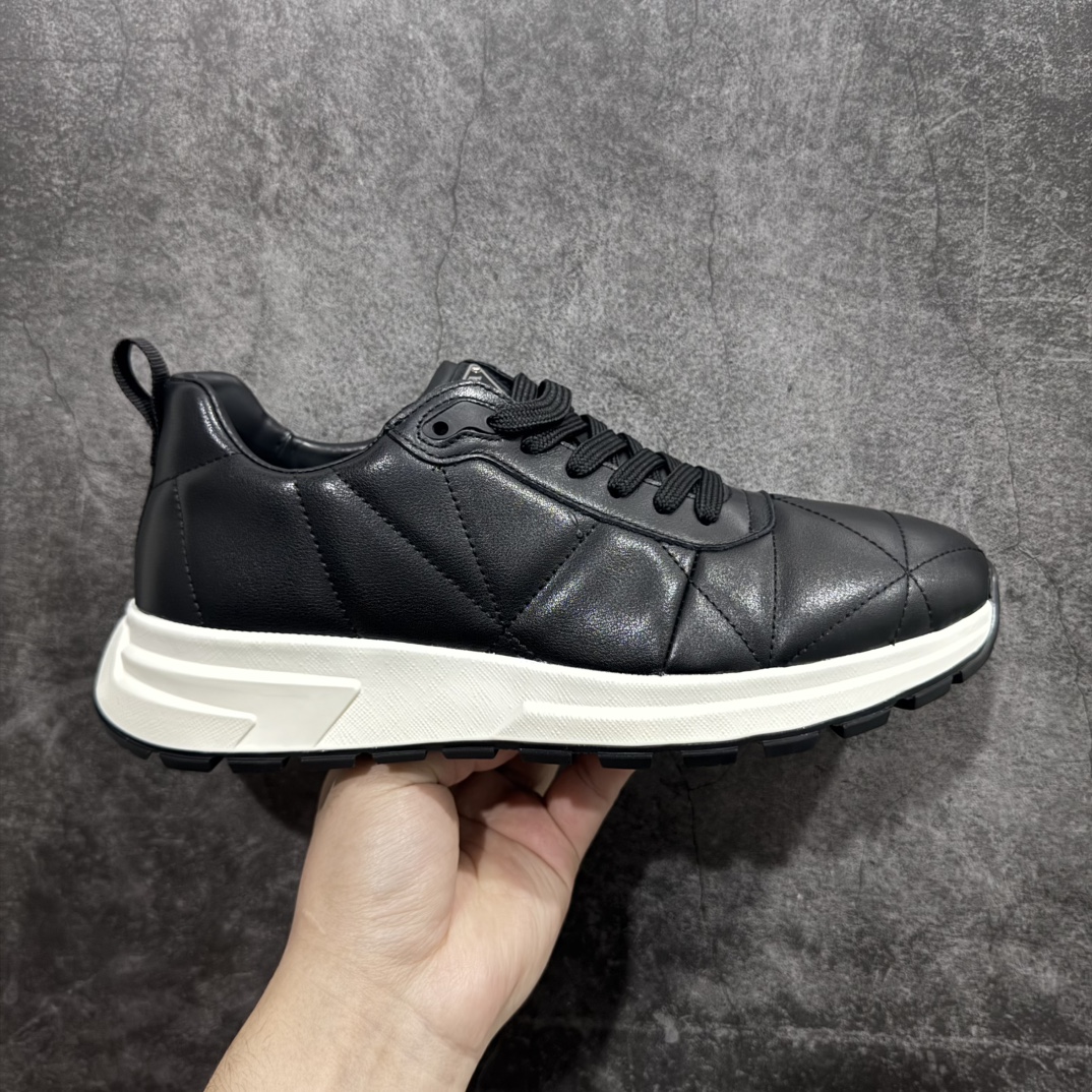 【广东纯原版本】PRADA普拉达 厚底徽标系带运动休闲男鞋系列 广东大厂品质 专柜同步 大气个性更潮更抢眼更追求档次，它将颠覆旧念，与您共度时尚潮人必备! 面料采用原版进口小牛皮 牛皮内里垫脚 橡胶发泡大底 轻便防滑耐磨 脚感舒适 款式耐看做工精细 配以简洁利落的鞋楦 彰显男人的果敢和硬朗 尺码：39-44（皮鞋码）-选品中心