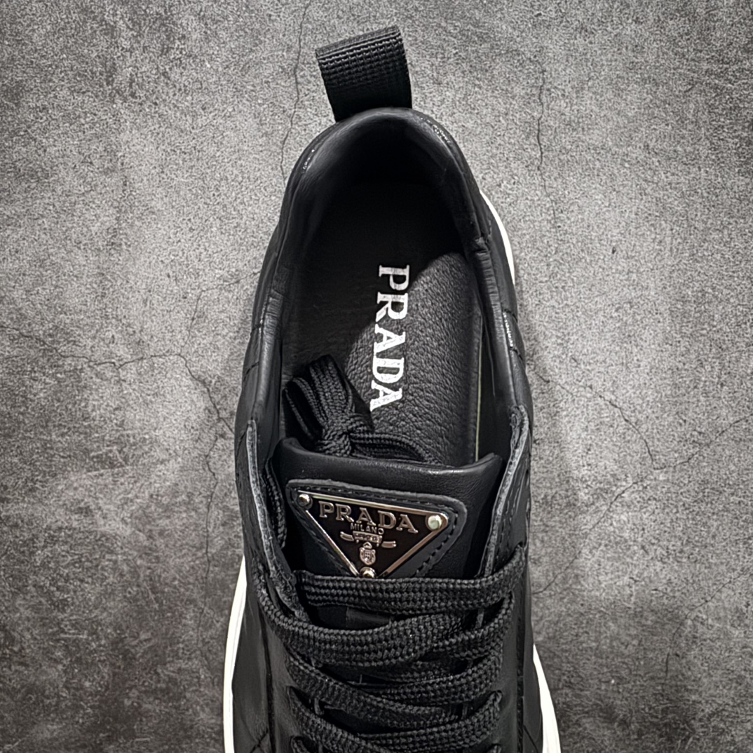图片[8]-【广东纯原版本】PRADA普拉达 厚底徽标系带运动休闲男鞋系列 广东大厂品质 专柜同步 大气个性更潮更抢眼更追求档次，它将颠覆旧念，与您共度时尚潮人必备! 面料采用原版进口小牛皮 牛皮内里垫脚 橡胶发泡大底 轻便防滑耐磨 脚感舒适 款式耐看做工精细 配以简洁利落的鞋楦 彰显男人的果敢和硬朗 尺码：39-44（皮鞋码）-选品中心