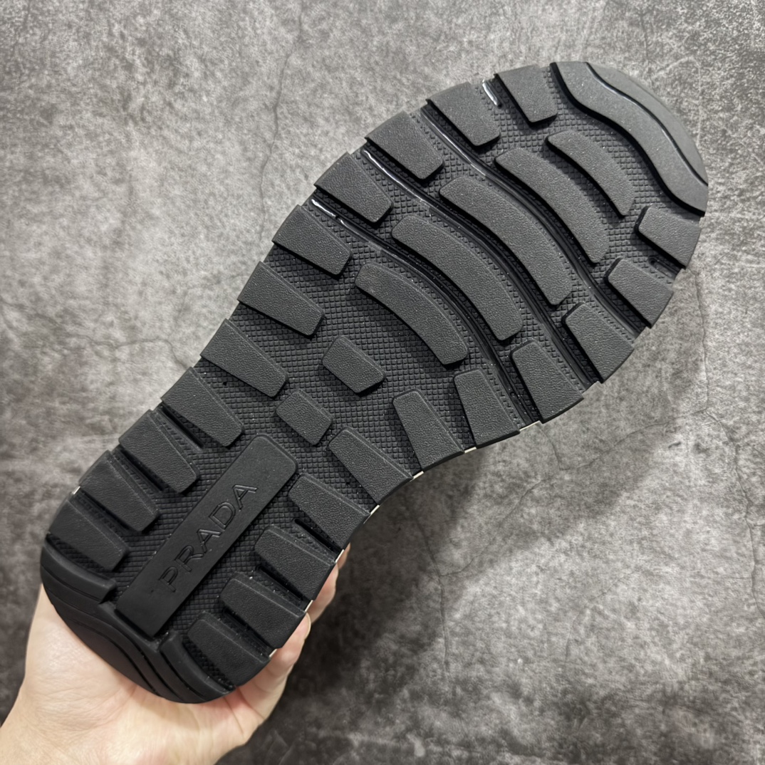 图片[9]-【广东纯原版本】PRADA普拉达 厚底徽标系带运动休闲男鞋系列 广东大厂品质 专柜同步 大气个性更潮更抢眼更追求档次，它将颠覆旧念，与您共度时尚潮人必备! 面料采用原版进口小牛皮 牛皮内里垫脚 橡胶发泡大底 轻便防滑耐磨 脚感舒适 款式耐看做工精细 配以简洁利落的鞋楦 彰显男人的果敢和硬朗 尺码：39-44（皮鞋码）-选品中心