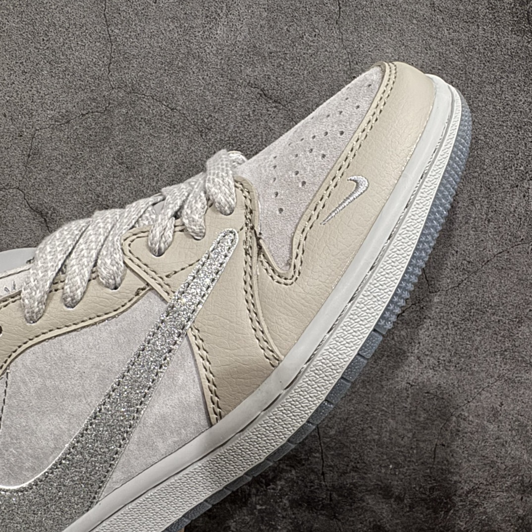 图片[6]-【定制版】Travis Scott x Fragment Design x Air Jordan 1 Low OG SP AJ1 乔1 C低帮文化休闲板鞋 QY0368 300rn#多方联名合作融合了Travis Scott 独特的音乐风格，藤原浩个性的设计风格以及Jordan品牌的经典元素 使其成为一双具有独特身份和价值的鞋子 清新而立体的外观加上联名标识更突出了其独特身份 这种配色方案显示出活力和时尚感 在视觉上引人注目  鞋身的质感和细腻的细节处理使其显得高端而格调十足  这款“倒钩”联名是设计与创意完美结合  融合多方的个性风格是一款备受瞩目的潮流鞋款r 尺码：36 36.5 37.5 38 38.5 39 40 40.5 41 42 42.5 43 44 44.5 45 编码：CC280300-莆田鞋批发中心