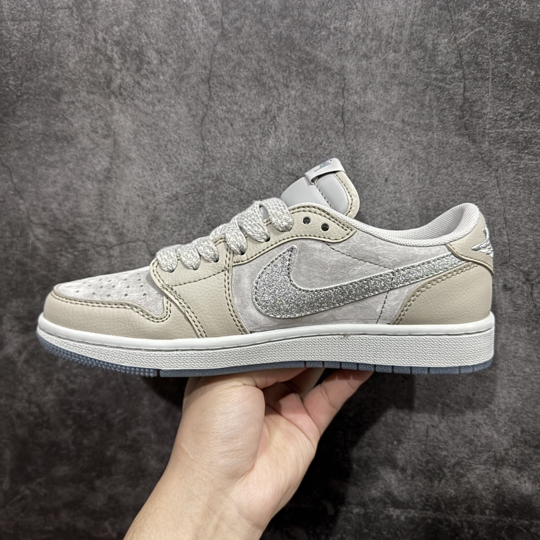 图片[2]-【定制版】Travis Scott x Fragment Design x Air Jordan 1 Low OG SP AJ1 乔1 C低帮文化休闲板鞋 QY0368 300rn#多方联名合作融合了Travis Scott 独特的音乐风格，藤原浩个性的设计风格以及Jordan品牌的经典元素 使其成为一双具有独特身份和价值的鞋子 清新而立体的外观加上联名标识更突出了其独特身份 这种配色方案显示出活力和时尚感 在视觉上引人注目  鞋身的质感和细腻的细节处理使其显得高端而格调十足  这款“倒钩”联名是设计与创意完美结合  融合多方的个性风格是一款备受瞩目的潮流鞋款r 尺码：36 36.5 37.5 38 38.5 39 40 40.5 41 42 42.5 43 44 44.5 45 编码：CC280300-莆田鞋批发中心