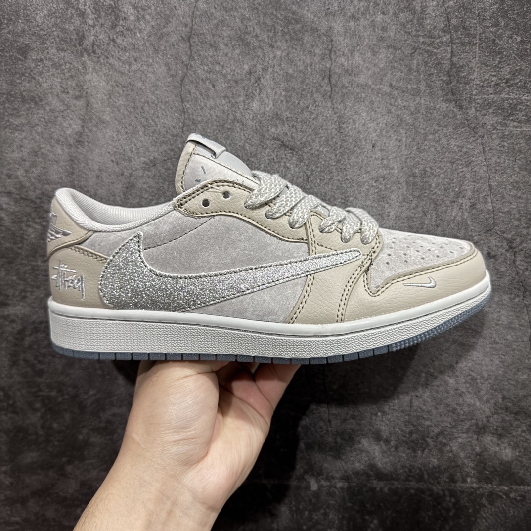 【定制版】Travis Scott x Fragment Design x Air Jordan 1 Low OG SP AJ1 乔1 C低帮文化休闲板鞋 QY0368 300rn#多方联名合作融合了Travis Scott 独特的音乐风格，藤原浩个性的设计风格以及Jordan品牌的经典元素 使其成为一双具有独特身份和价值的鞋子 清新而立体的外观加上联名标识更突出了其独特身份 这种配色方案显示出活力和时尚感 在视觉上引人注目  鞋身的质感和细腻的细节处理使其显得高端而格调十足  这款“倒钩”联名是设计与创意完美结合  融合多方的个性风格是一款备受瞩目的潮流鞋款r 尺码：36 36.5 37.5 38 38.5 39 40 40.5 41 42 42.5 43 44 44.5 45 编码：CC280300-莆田鞋批发中心