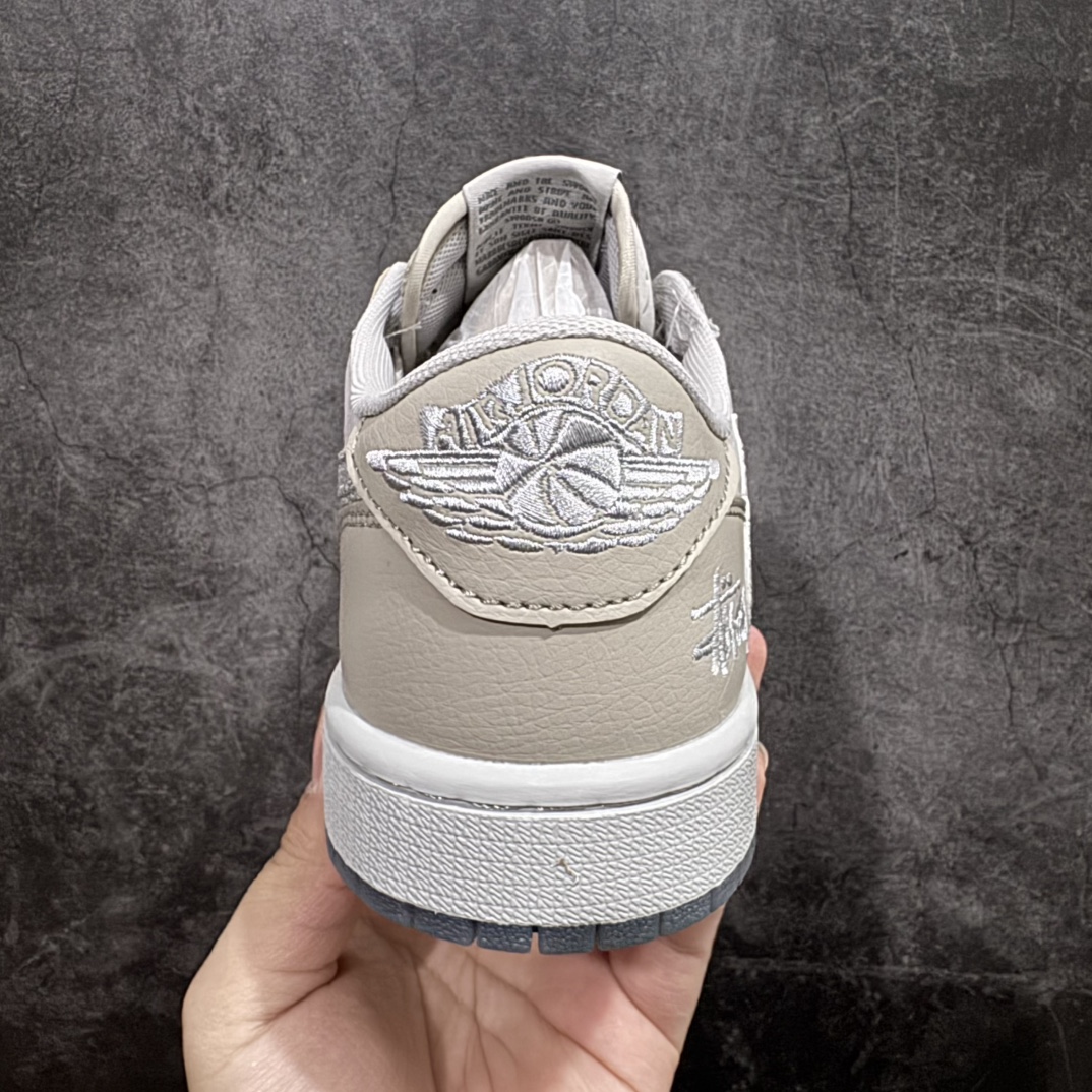 图片[4]-【定制版】Travis Scott x Fragment Design x Air Jordan 1 Low OG SP AJ1 乔1 C低帮文化休闲板鞋 QY0368 300rn#多方联名合作融合了Travis Scott 独特的音乐风格，藤原浩个性的设计风格以及Jordan品牌的经典元素 使其成为一双具有独特身份和价值的鞋子 清新而立体的外观加上联名标识更突出了其独特身份 这种配色方案显示出活力和时尚感 在视觉上引人注目  鞋身的质感和细腻的细节处理使其显得高端而格调十足  这款“倒钩”联名是设计与创意完美结合  融合多方的个性风格是一款备受瞩目的潮流鞋款r 尺码：36 36.5 37.5 38 38.5 39 40 40.5 41 42 42.5 43 44 44.5 45 编码：CC280300-莆田鞋批发中心