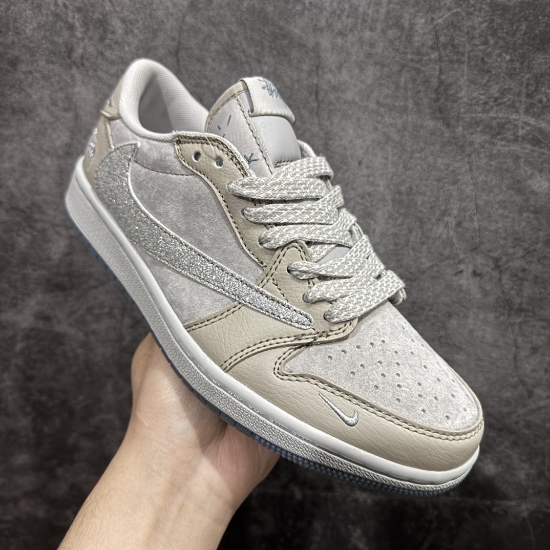 图片[3]-【定制版】Travis Scott x Fragment Design x Air Jordan 1 Low OG SP AJ1 乔1 C低帮文化休闲板鞋 QY0368 300rn#多方联名合作融合了Travis Scott 独特的音乐风格，藤原浩个性的设计风格以及Jordan品牌的经典元素 使其成为一双具有独特身份和价值的鞋子 清新而立体的外观加上联名标识更突出了其独特身份 这种配色方案显示出活力和时尚感 在视觉上引人注目  鞋身的质感和细腻的细节处理使其显得高端而格调十足  这款“倒钩”联名是设计与创意完美结合  融合多方的个性风格是一款备受瞩目的潮流鞋款r 尺码：36 36.5 37.5 38 38.5 39 40 40.5 41 42 42.5 43 44 44.5 45 编码：CC280300-莆田鞋批发中心