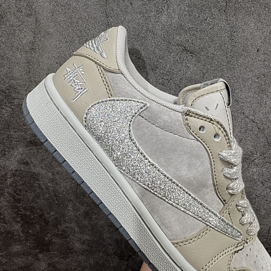 图片[7]-【定制版】Travis Scott x Fragment Design x Air Jordan 1 Low OG SP AJ1 乔1 C低帮文化休闲板鞋 QY0368 300rn#多方联名合作融合了Travis Scott 独特的音乐风格，藤原浩个性的设计风格以及Jordan品牌的经典元素 使其成为一双具有独特身份和价值的鞋子 清新而立体的外观加上联名标识更突出了其独特身份 这种配色方案显示出活力和时尚感 在视觉上引人注目  鞋身的质感和细腻的细节处理使其显得高端而格调十足  这款“倒钩”联名是设计与创意完美结合  融合多方的个性风格是一款备受瞩目的潮流鞋款r 尺码：36 36.5 37.5 38 38.5 39 40 40.5 41 42 42.5 43 44 44.5 45 编码：CC280300-莆田鞋批发中心