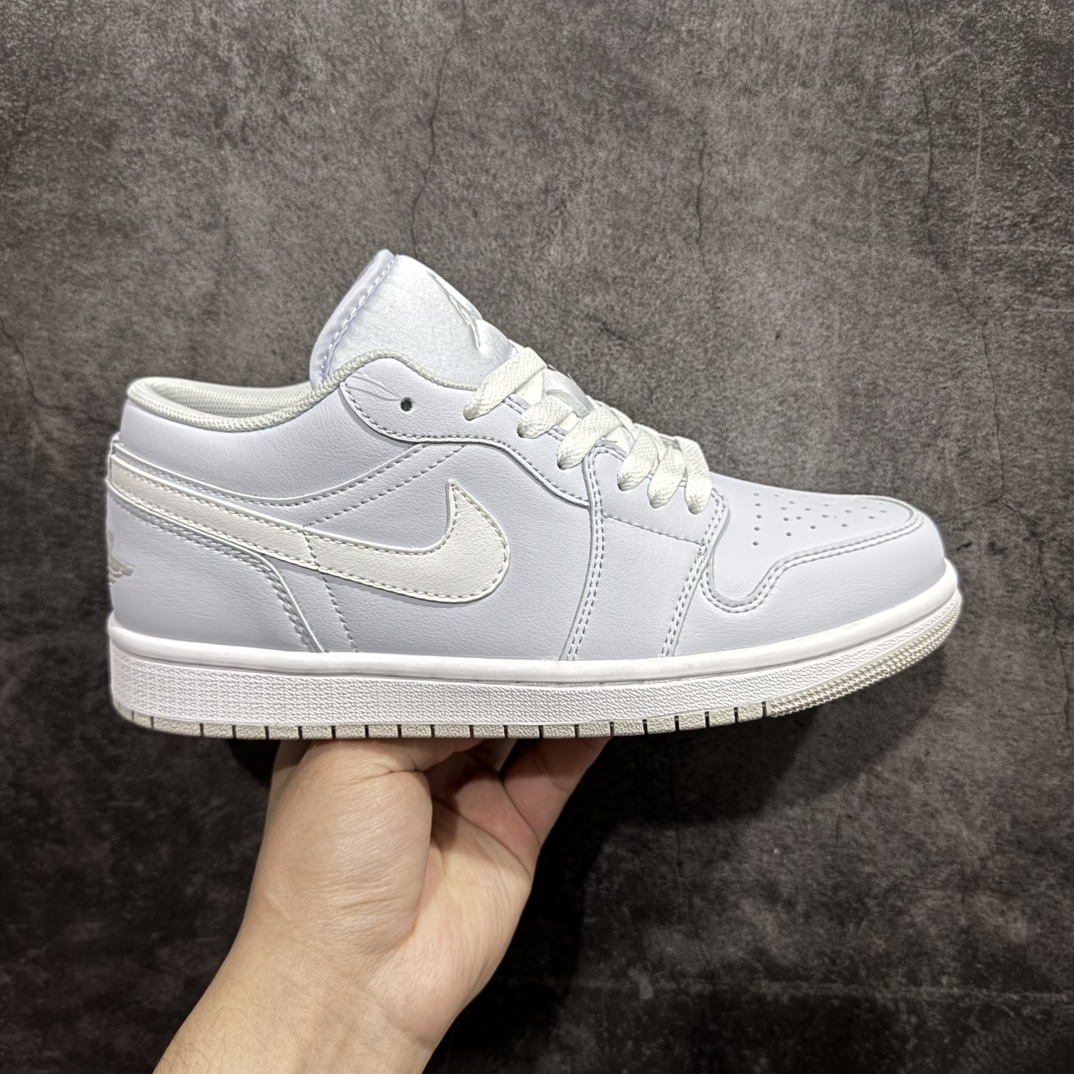 【K版】Air Jordan 1 Low 白雾蓝nAJ1乔1低帮休闲板鞋 同步官方配色市场唯一独家头层皮打造 原鞋原档案开发原厂皮料 原档冲孔鞋头 正确满胶鞋垫 四线拉帮 原厂织唛标 鞋舌高弹海绵填充。 货号: FV8486 400 Size： 36 36.5 37.5 38 38.5 39 40 40.5 41 42 42.5 43 44 44.5 45 46 编码：LDS230250-莆田鞋批发中心